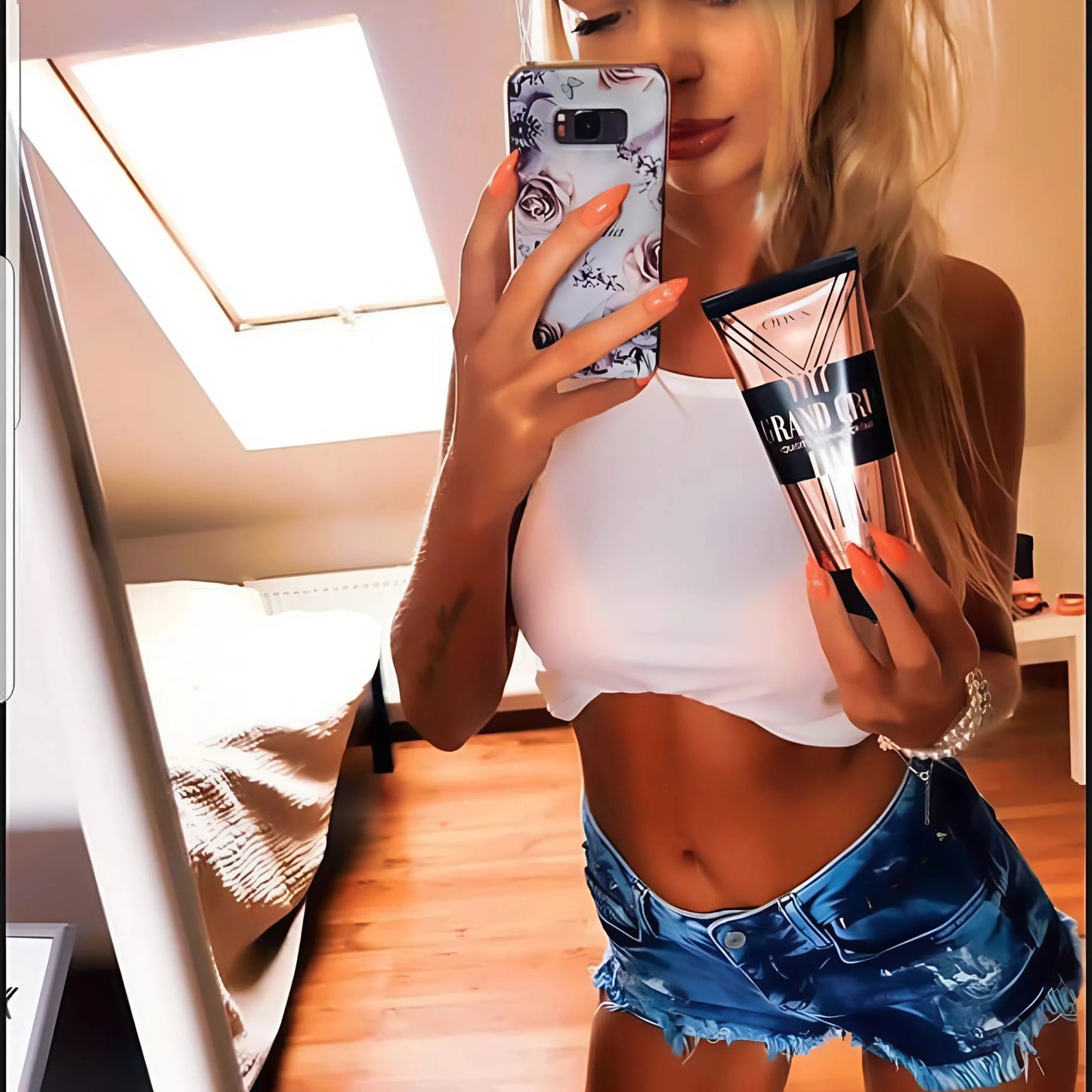 Mujer con Onyx Grand Cru en el espejo del baño – loción bronceadora blanca para un bronceado natural y sin rayas