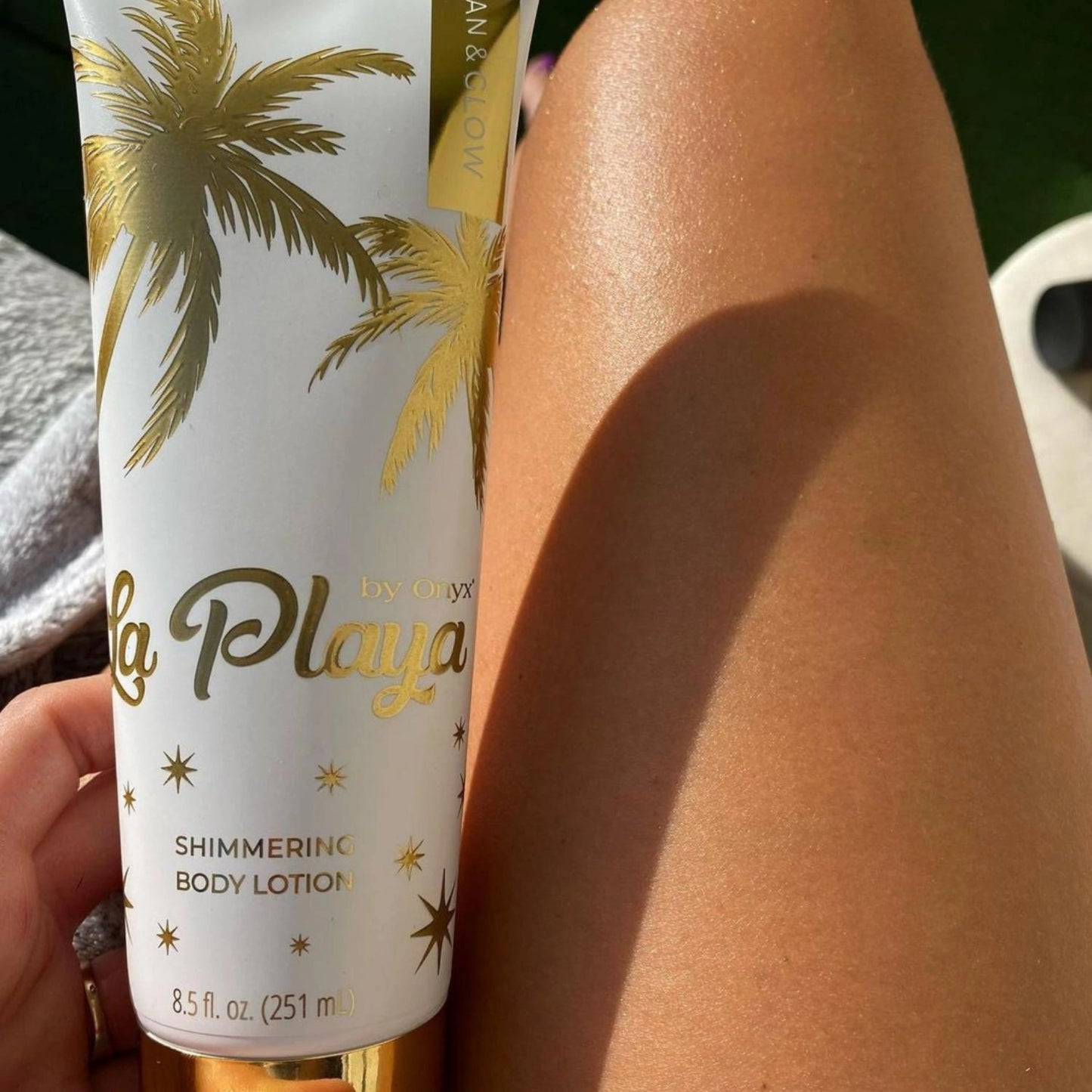 Pierna brillante al sol tras la aplicación de Onyx La Playa Glow loción corporal