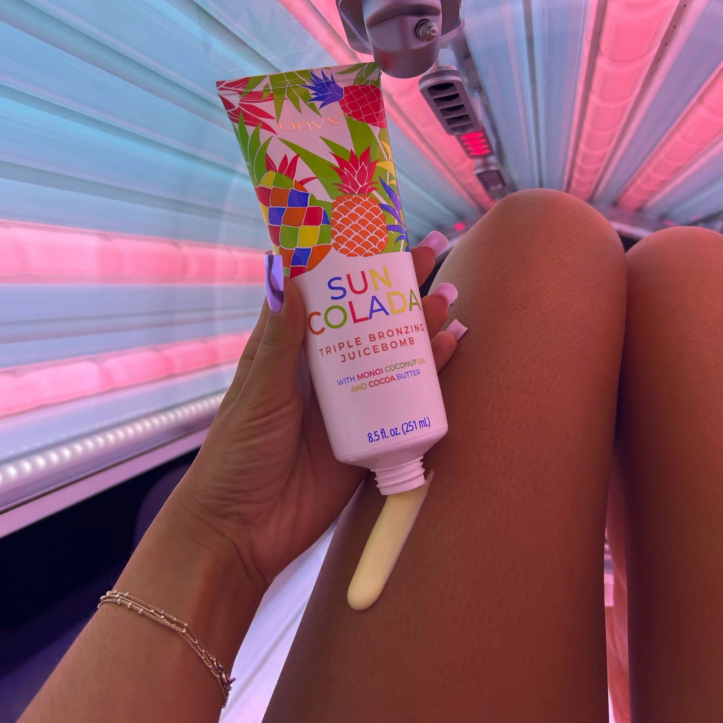 Suncolada loción aplicada en la pierna en el solárium