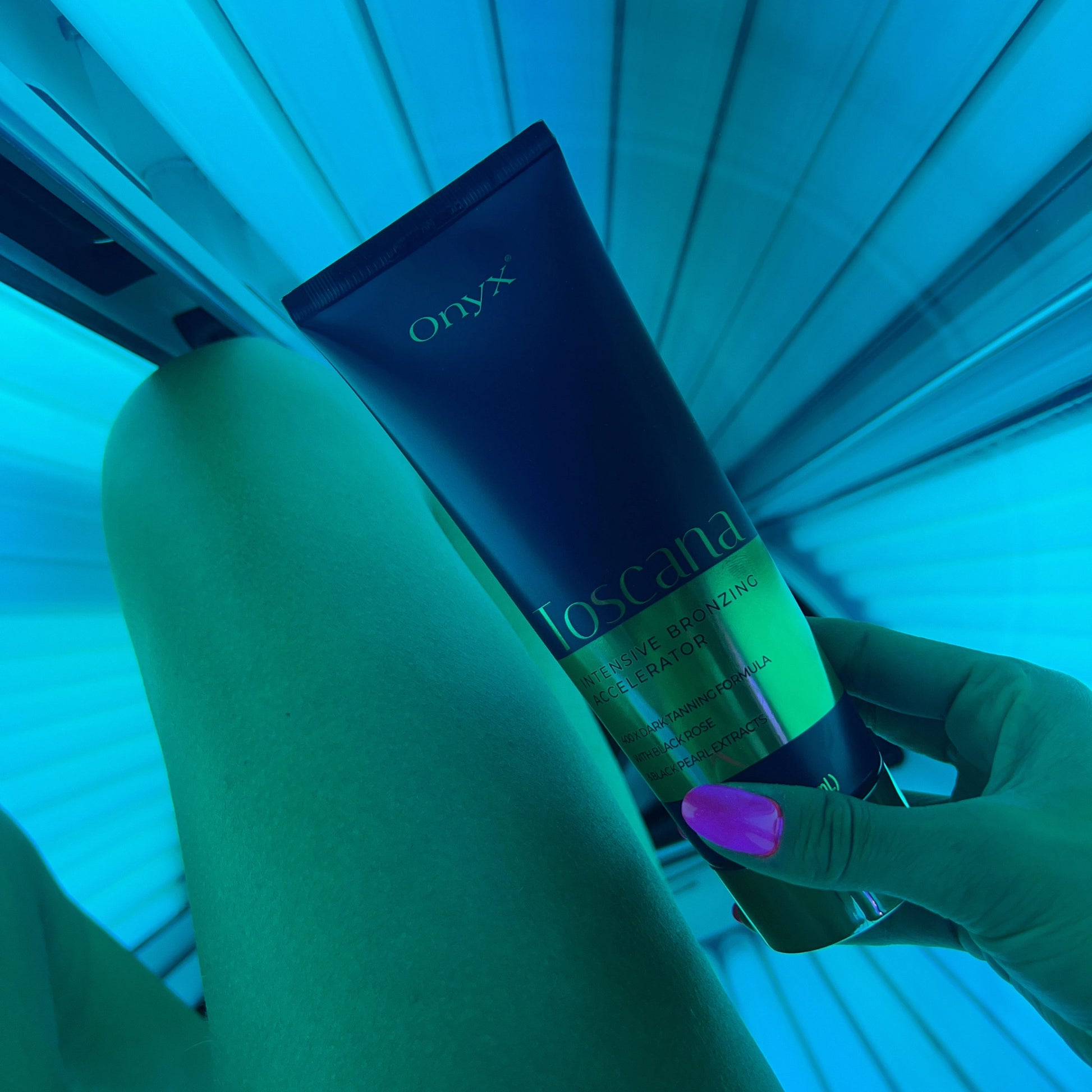 Loción bronceadora Toscana frente a la pierna bajo luz azul en solárium