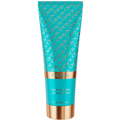 Loción bronceadora Onyx Dark Tanning Accelerator de 251 ml mostrada en primer plano con diseño colorido y fondo desenfocado.