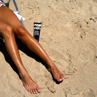Gebräunte Beine am Sandstrand mit Onyx Sexy Legs Bräunungslotion – ideal für Outdoor-Bräune an schwer zu bräunenden Körperstellen