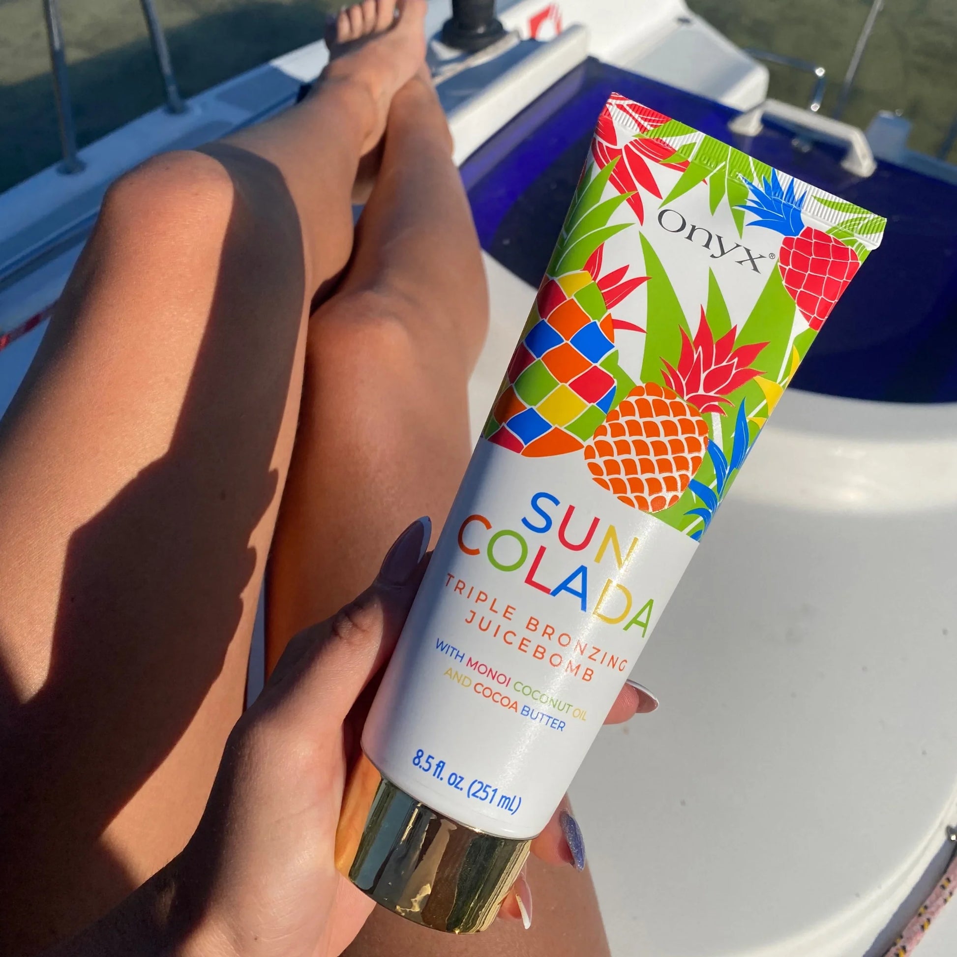 Suncolada loción bronceadora presentada al sol en un barco