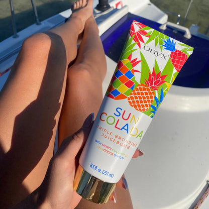 Suncolada loción bronceadora presentada al sol en un barco